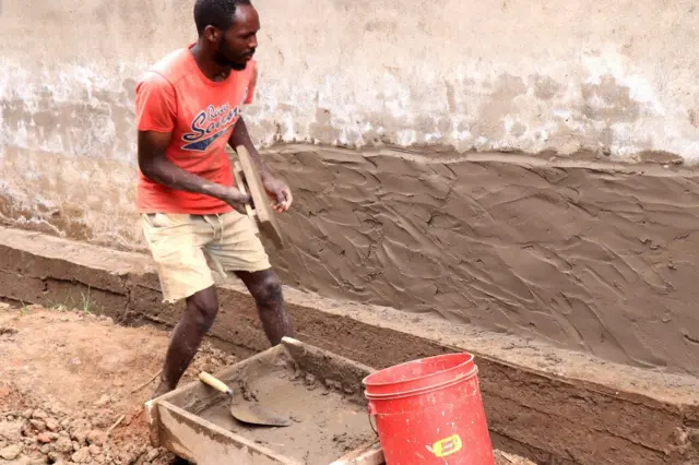 Bosco Minani yizeye ko akingiye inzu yiwe gutwarwa n'imyuzure iramutse igarutse