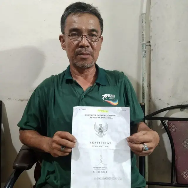 Yealdi memperlihatkan sertifikat hak milik atas tanahnya di Kecamatan Setia Mekar, Kabupaten Bekasi. Sertifikat itu keluar pada 15 Mei 2015.