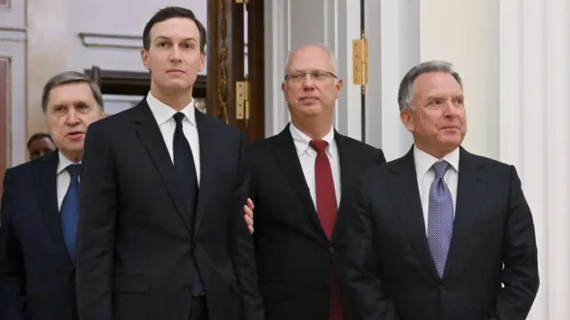 Зліва направо: Юрій Ушаков, зять Трампа Джаред Кушнер, Кирило Дмітрієв та Стів Віткофф в темних костюмах
