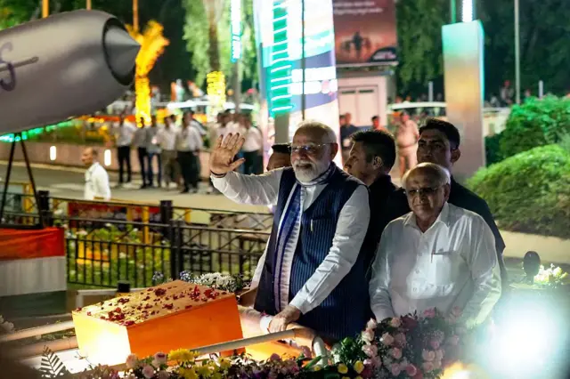 16 அமைச்சர்களில் 8 கேபினட் அமைச்சர்களும், எட்டு இணை அமைச்சர்களும் ராஜினாமா.