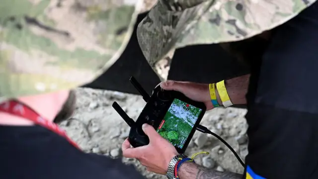 Український військовослужбовець керує дроном під час змагань «Wild Drones», покликаних імітувати умови бойового поля