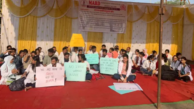 बीड जिल्ह्यातील निवासी डॉक्टरांनी विविध मागण्यांसाठी आंदोलन पुकारलं