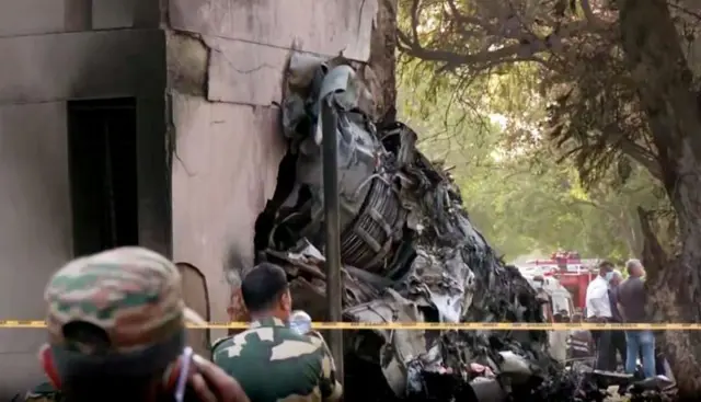 अहमदाबाद दुर्घटना में विमान का मलबा