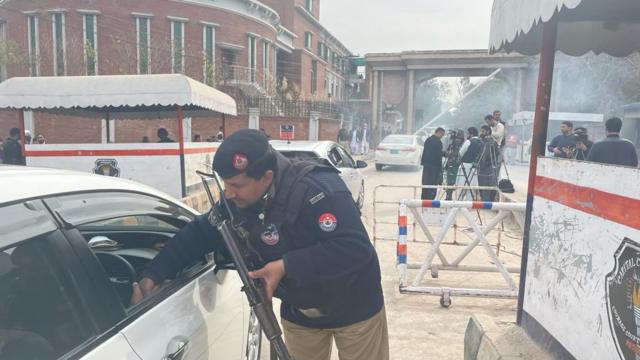 پولیس لائن، پشاور، چیکنگ