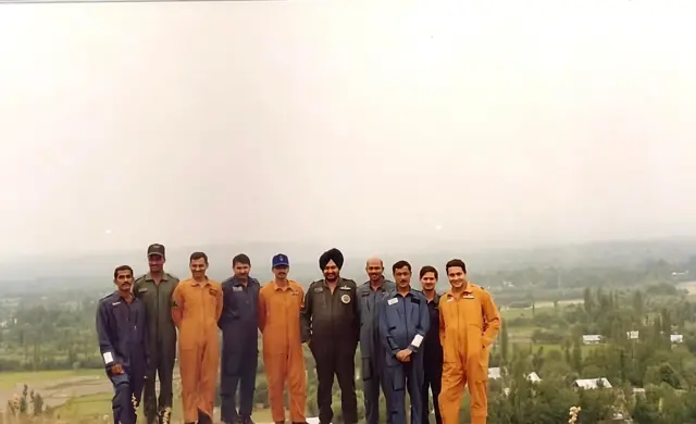 ਬੀਰੇਂਦਰ ਸਿੰਘ ਧਨੋਆ ਆਪਣੇ ਸਾਥੀਆਂ ਨਾਲ।