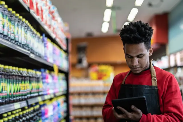 Homem trabalhando em supermercado