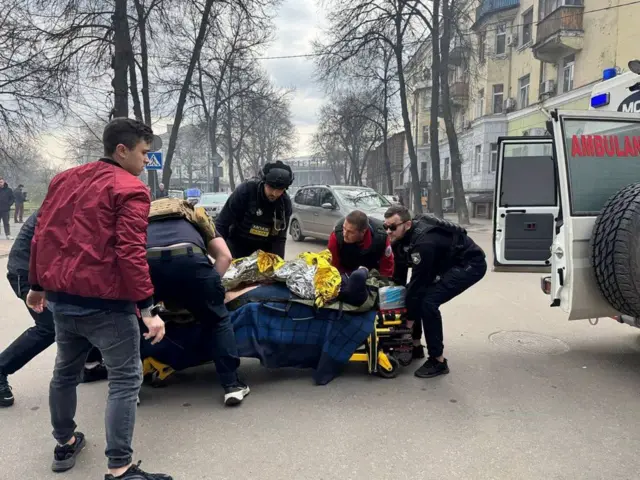 pružanje pomoći povređenima posle napada na Sumi