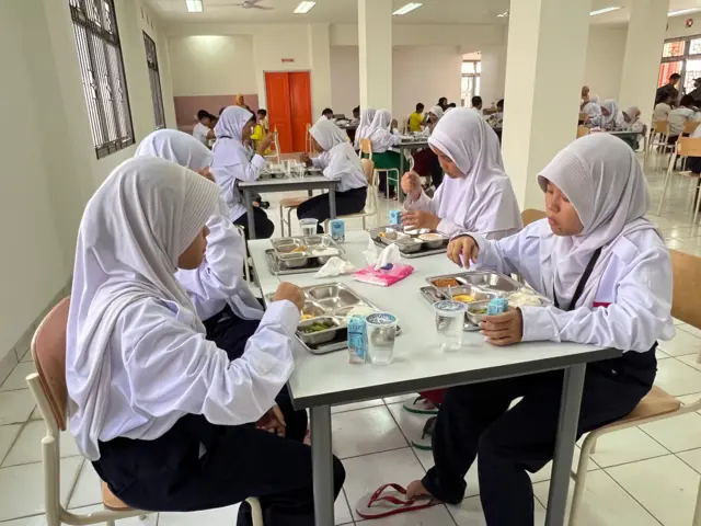 Para siswa di Sekolah Rakyat yang berada di Sentra Handayani tengah makan siang bersama