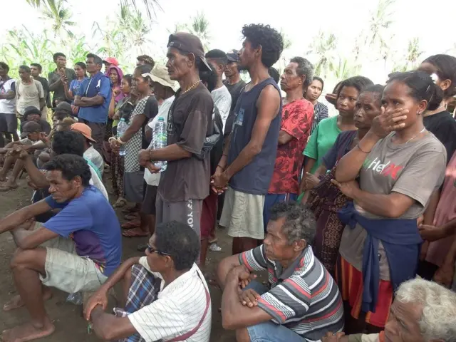 Suasana warga berkumpul setelah terjadi penggusuran yang dilakukan PT. Kristus Raja Maumere di Desa Nangahale, Kecamatan Talibura, Kabupaten Sikka. 