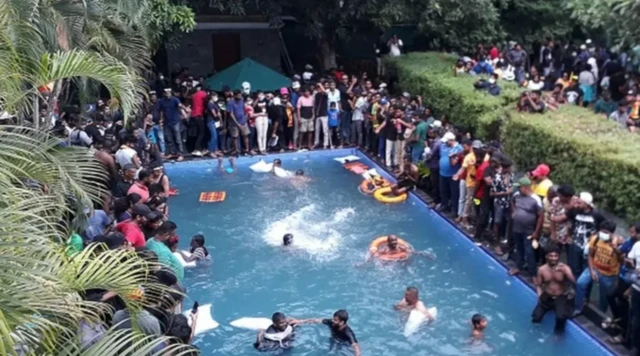 Ражапаксанын резиденциясын басып алган демонстранттар президенттин бассейнине түшүп, ал кызматтан тапшырмайынча кетпей турганын айтышты