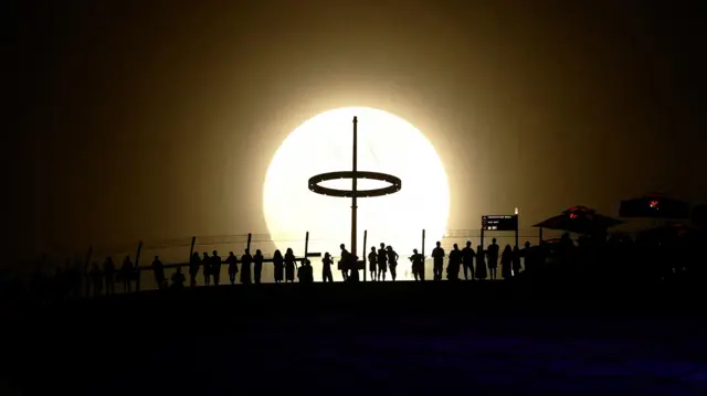 La superluna vista desde Singapur.