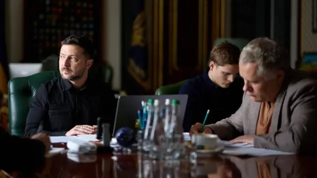 Зеленський дивиться у вікно