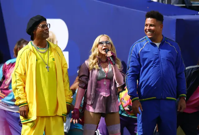 Los exfutbolistas brasileños Ronaldinho y Ronaldo, junto a Madonna, durante el espectáculo del descanso.
