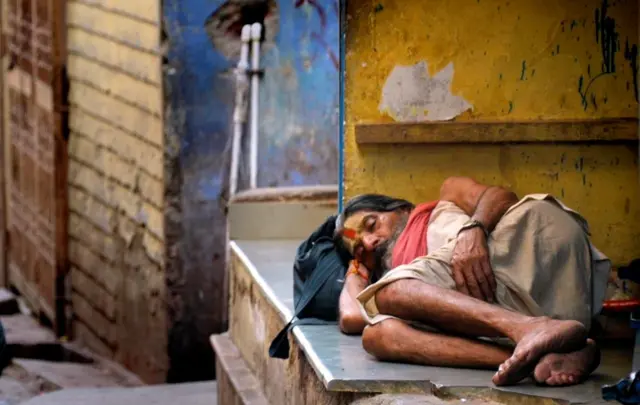 वृंदावन धार्मिक आस्था का केंद्र है और बहुत से लोग यहां आध्यात्मिक शांति के लिए पहुंचते हैं