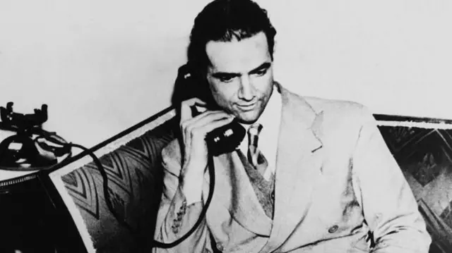  Howard Hughes