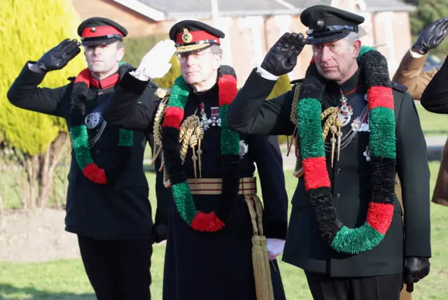 شاهزاده چارلز،و سر دیوید ریچاردز، رئیس وقت ارتش بریتانیا 