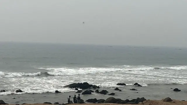 సముద్రతీరంలో రాళ్లు