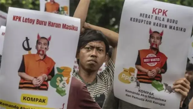 Pengunjuk rasa membawa poster buron KPK yang juga politikus PDI-P, Harun Masiku, di depan gedung KPK, Jakarta, Maret 2023.