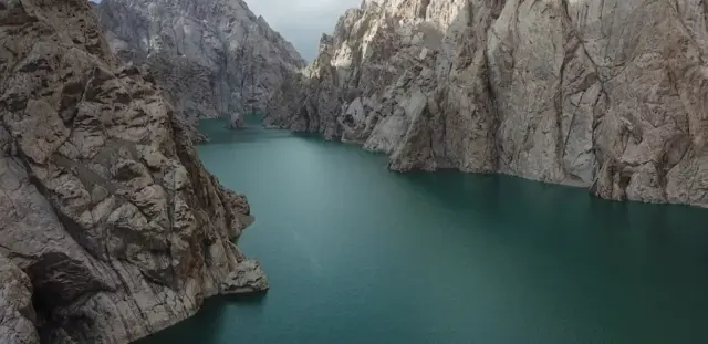 Миң уккандан бир көргөн артык. Колдон келсе жөө, болбосо ат менен барыңыз. Коопсуз жана зыянсыз болот. 