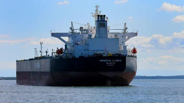  Нефтяной танкер стоит на якоре в озере Маракайбо после погрузки сырой нефти в порту нефтеперерабатывающего завода Бахо-Гранде. 