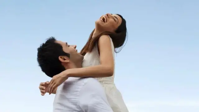 Ma'aurata rungume da juna