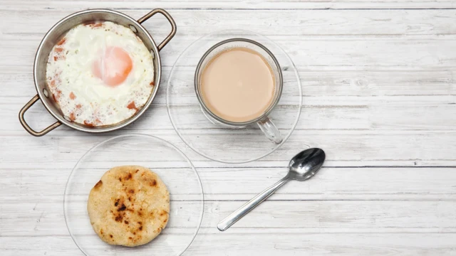 High-protein breakfasts help reduce food cravings later in the day (Credit: Getty Images) ප්රෝටීන් අධික උදෑසන ආහාරය දිවා කාලයේදී ආහාර රුචිය අඩු කිරීමට උපකාරී වේ (Credit: Getty Images)