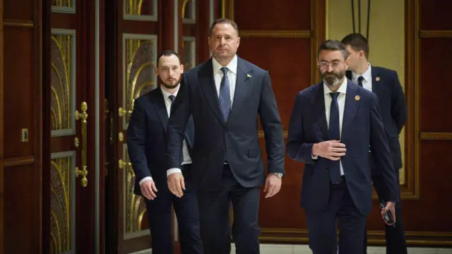 Украина президентинин администрациянын башчысы Андрей Ермак жана анын орун басары Павел Палиса, Украинанын Тышкы иштер министри Андрей Сибига жана Коргоо министри Рустем Умеровдор сүйлөшүү үчүн Жиддага барды