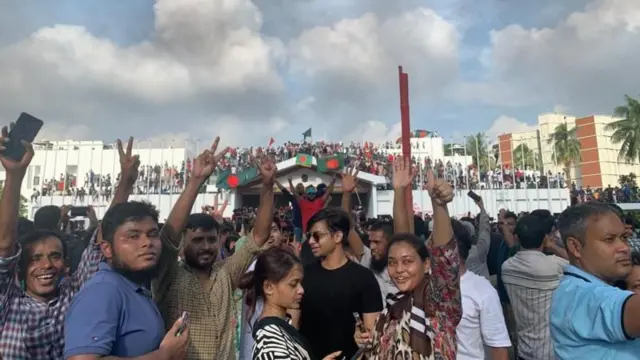 প্রধানমন্ত্রীর কার্যালয়ে অবস্থান নিয়ে উল্লাসে মেতে উঠেছিলেন ছাত্র জনতাসহ সাধারণ মানুষ