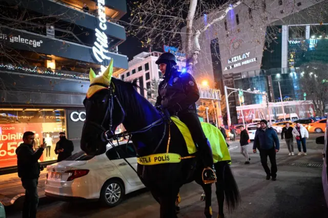 Ankara'da yılbaşı için atlı polisler de görev aldı