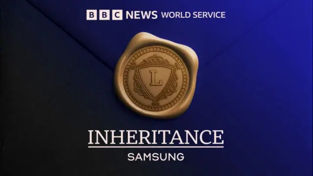 Imagen distintiva de la serie de la BBC con fondo azul profundo, un sello dorado en medio y las palabras "Inheritance" y Samsung debajo. 