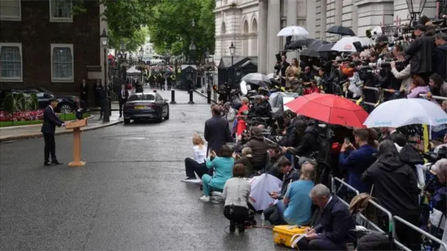 Rishi Sunak bin address di nation outside 10 Downing Street
