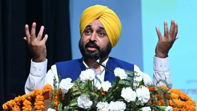 ਕੇਜਰੀਵਾਲ ਅਤੇ ਭਗਵੰਤ ਮਾਨ ਵੱਲੋਂ ਪੰਜਾਬ ਨੂੰ ਨਸ਼ਾ ਅਤੇ ਕਰਜ਼ ਮੁਕਤ ਕਰਨ ਦੇ ਵਾਅਦੇ ਕੀਤੇ ਗਏ ਸਨ।