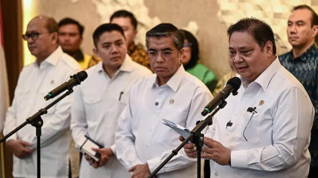 Menko Bidang Perekonomian Airlangga Hartarto (kanan), Menteri Investasi dan Hilirisasi/Kepala BKPM Rosan Roeslani (kiri), Menteri Ketenagakerjaan Yassierli (kedua kanan) dan Sekretaris Kabinet Teddy Indra Wijaya (kedua kiri) menyampaikan keterangan saat konferensi pers terkait tunjangan hari raya (THR) di Kantor Kemenko Bidang Perekonomian, Jakarta, Selasa (3/3/2026). 