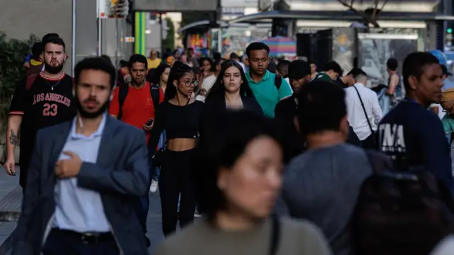 Dezenasaposta crashpessoas andando na avenida Paulista