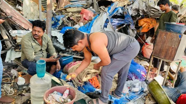 नाम पूछकर गाड़ियों में तोड़फोड़ करने का आरोप 