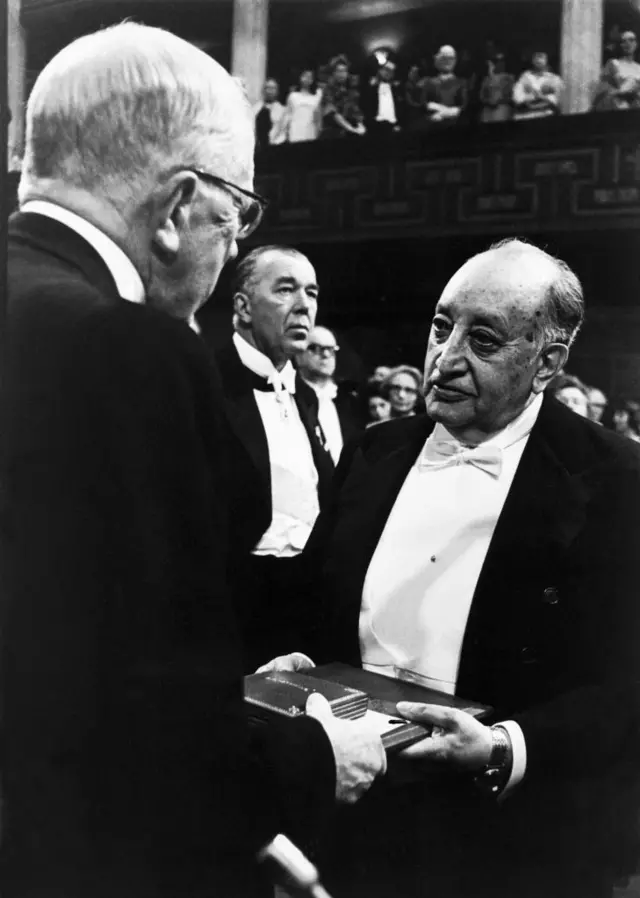 Miguel Ángel Asturias recibe el premio Nobel.