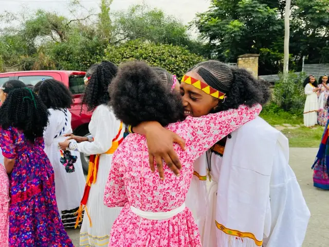 ኣብ ትግራይ በዓል ኣሸንዳ ዘኽብራ ደቂ ኣንስትዮ ኣብ ክዳነንን ዝጥቀማሉ መመላኽዕን ልዑል ትኹረት ገይረን ምድላዋት ይገብራ