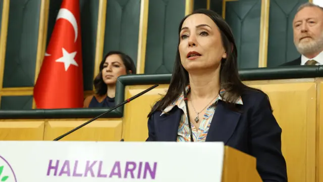 DEM Parti Eş Genel Başkanı Tülay Hatimoğulları, 28 Nisan'daki grup toplantısında hükümetin çözüm sürecine yaklaşımını eleştirdi, iktidarın "aksak, ürkek ve oyalayıcı bir tutum içinde" olduğunu söyledi.