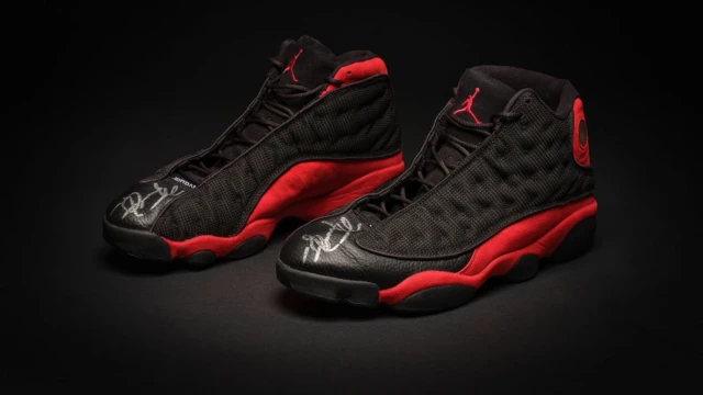 Tênis vermelho e preto usado por Jordan nas finais da NBAbrloterias1998