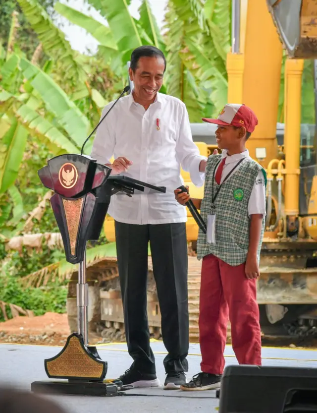 Presiden Joko Widodo melakukan peletakan batu pertama revitalisasi Sekolah Dasar Negeri 020 Sepaku, Kabupaten Penajam Paser Utara, Provinsi Kalimantan Timur, Rabu (01/11/2023).