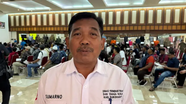 Sumarno, Kepala Dinas Perindustrian dan Tenaga Kerja Kabupaten Sukoharjo, yang mengatakan bahwa peluang kerja terbuka untuk para pekerja yang di-PHK.