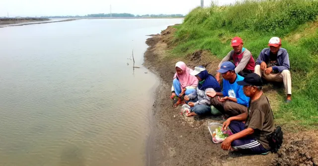 Sejumlah warga korban lumpur sedang berdoa