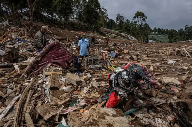 Tim pencarian dan penyelamatan mencari korban di desa Pasirlangu pada 25 Januari 2026 di Bandung, Jawa Barat, Indonesia. 25 orang tewas dan sedikitnya 80 orang masih hilang akibat tanah longsor yang mematikan, menurut laporan media lokal. 