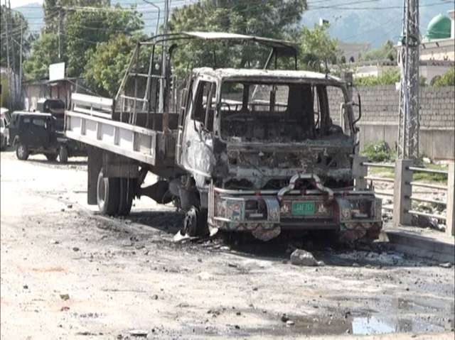 مظاہرین نے آگ لگا دی