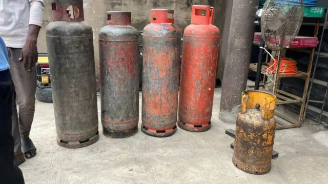 Àwọn agolo tí wọ́n ń rọ afẹ́fẹ́ gáàsì ìdáná sí