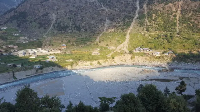 பாகிஸ்தானில் உள்ளூரில் சட்டவிரோதமாக சந்தையில் கிடைக்கும் தங்கம்