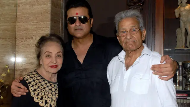 राजकुमार कोहली (दाएं) अपनी पत्नी और बेटे अरमान कोहली (बीच में) के साथ