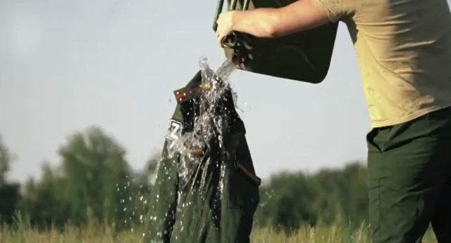 Korobov deyir ki, rusiyalı fərarilərin hərbi formanı yandırdığı videoda o da çəkilib.