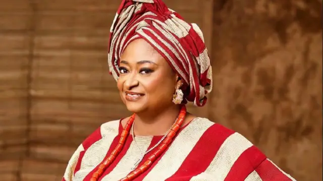 Ronke Oshodi Oke wọ aṣọ ofi pupa pẹlu ilẹkẹ