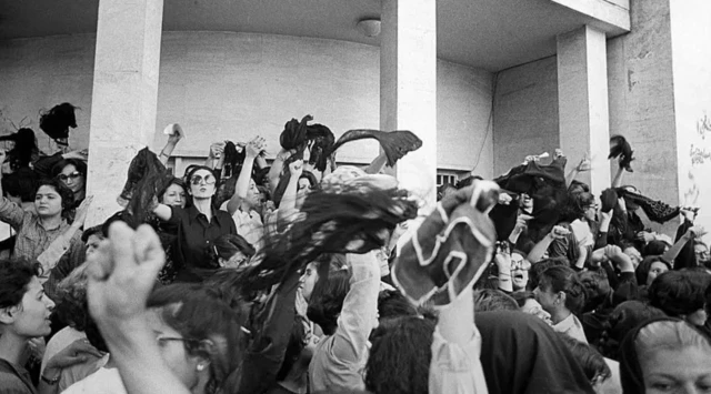1980-жылдардагы хиджабга каршы нааразылык акцияларында аялдар жоолуктарын абада булгалап турушкан.